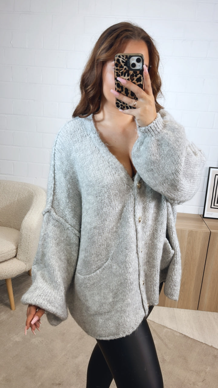 V-AUSSCHNITT Kuschel Cardigan mit goldenen Knöpfen und Taschen / hell grau Art. 12308