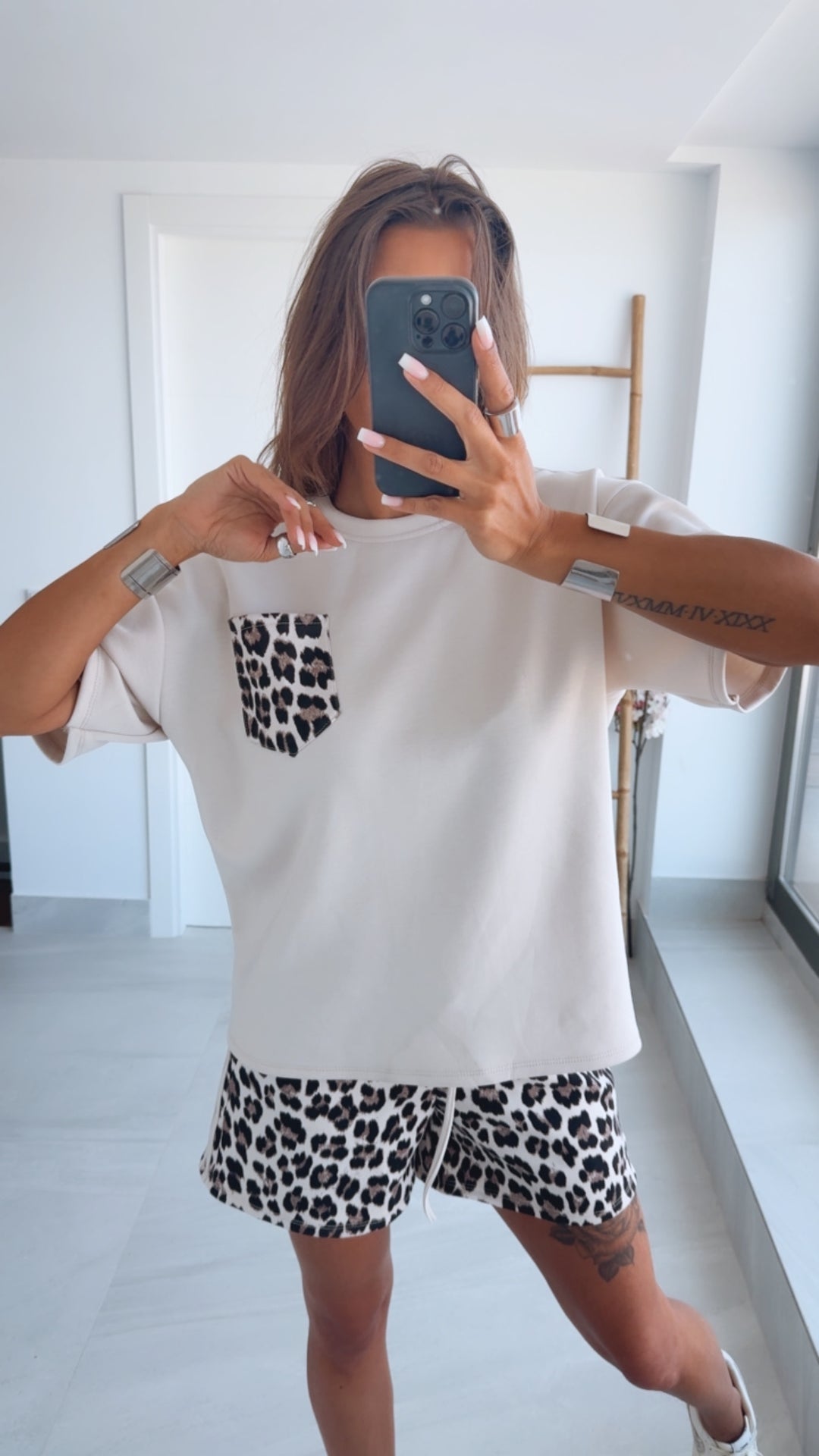 Butterstoff T-Shirt und Leo-Brusttasche / beige Art.14841