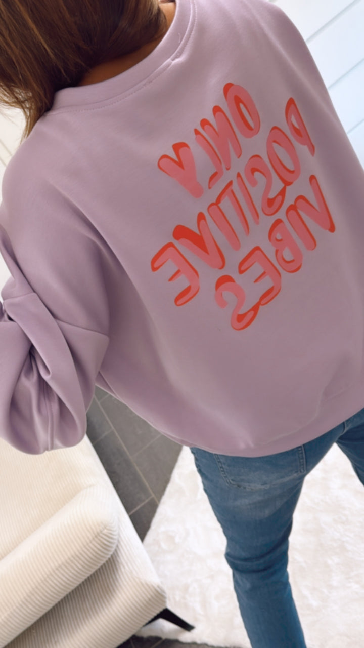 kürzerer Pullover " HEART only positive vibes" / flieder Art. 10858