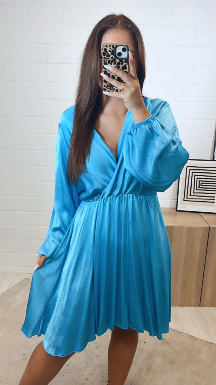 leicht fallendes, schickeres Kleid mit V-Ausschnitt, Seidenoptik / blau Art. 11254