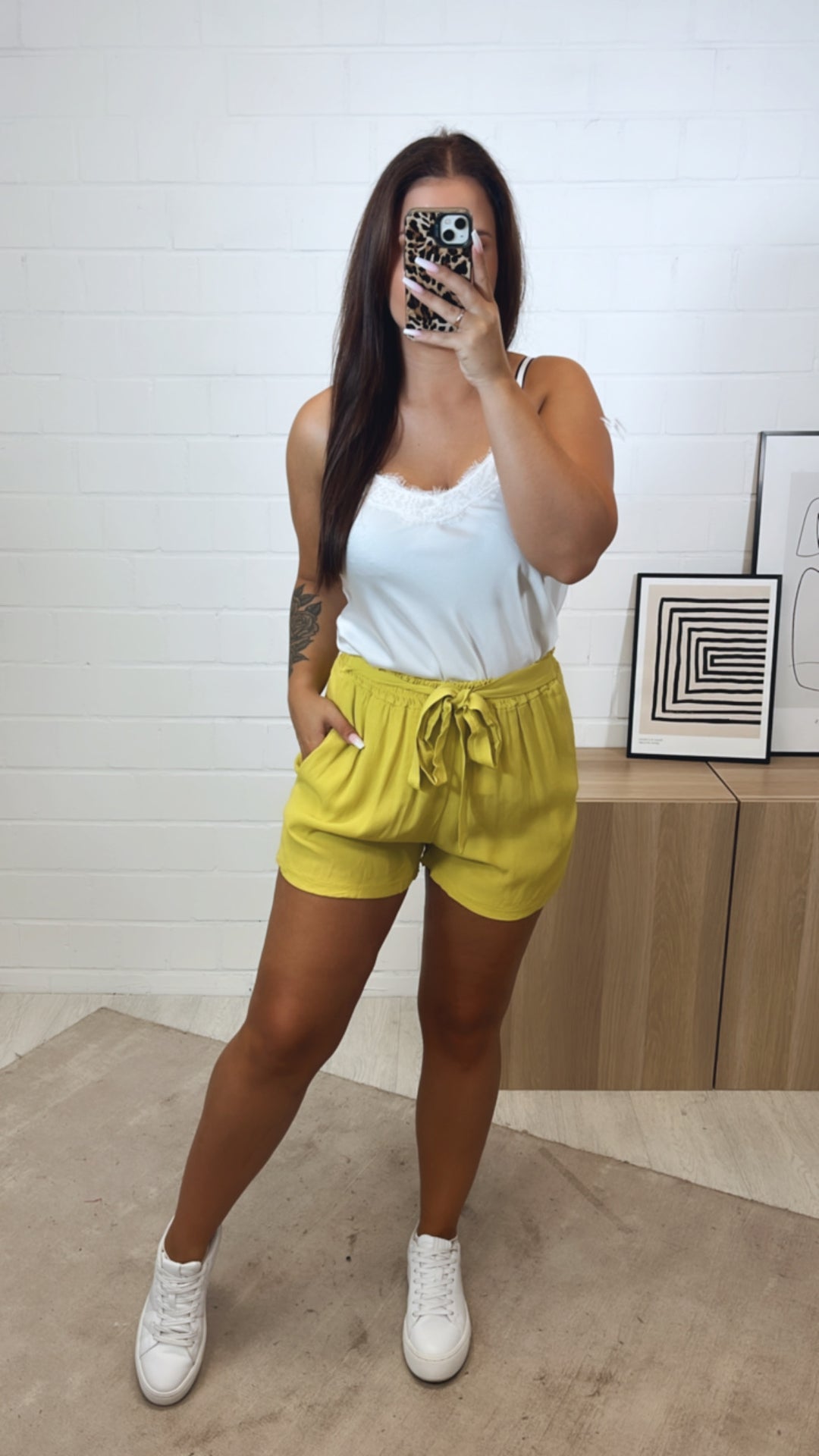 kurze, luftige Sommer Shorts zum binden / knalliges gelb Art. 7149