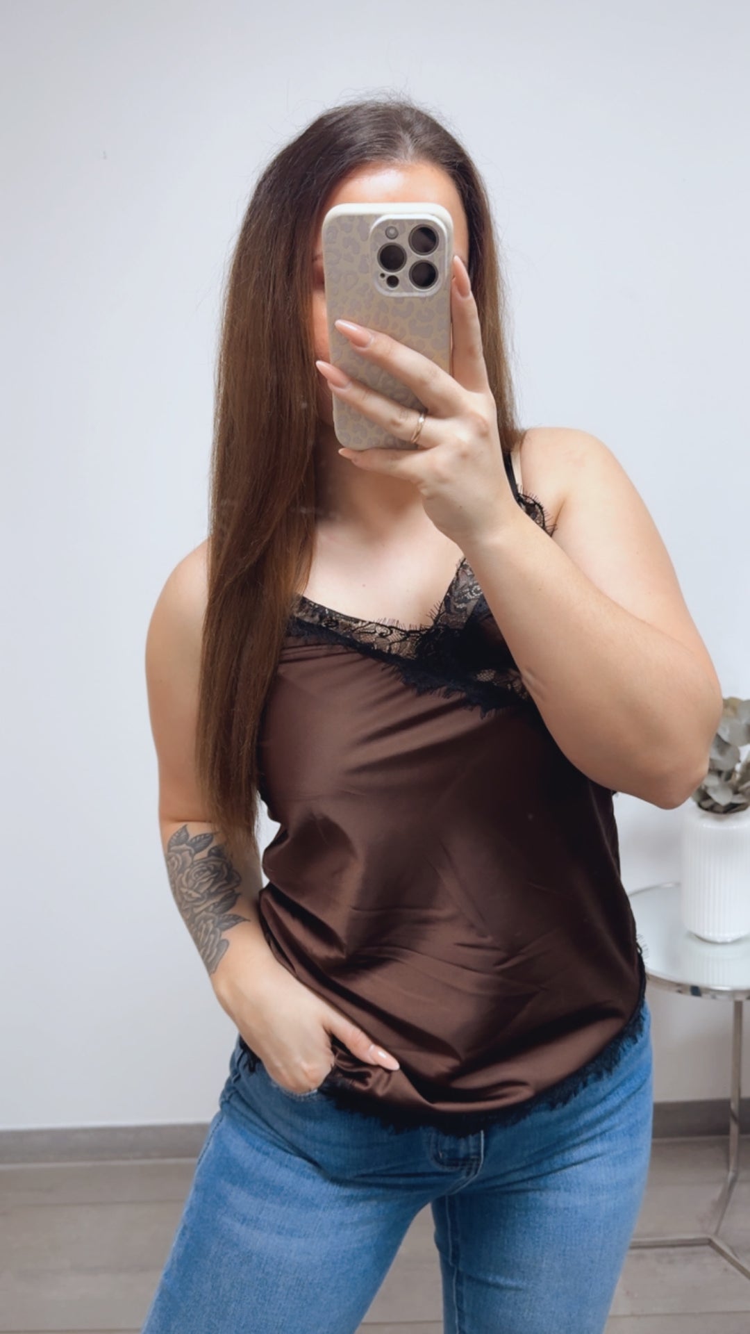 SPITZEN Top in SATIN Optik, asymmetrischer Schnitt / schoko braun - schwarz Art. 13797