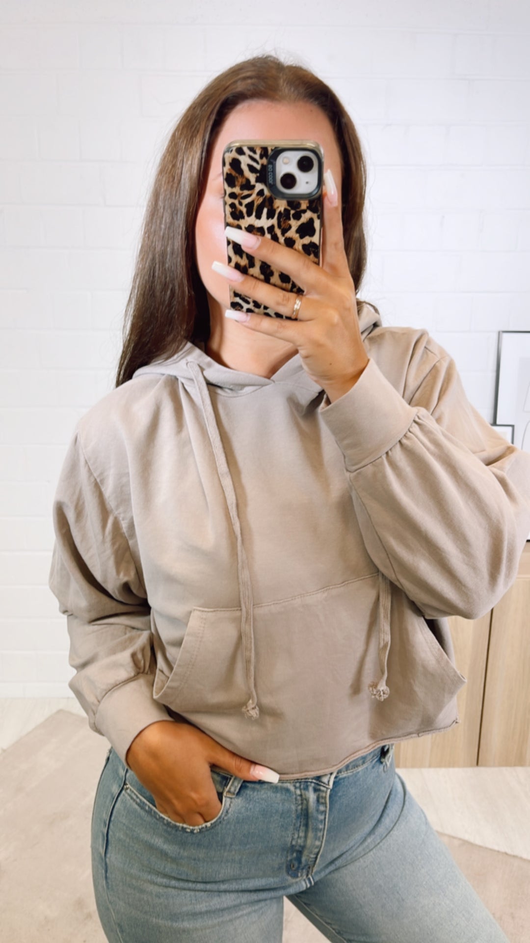 Crop Sweater mit Kapuze, Kängurutasche / taupe Art. 11011