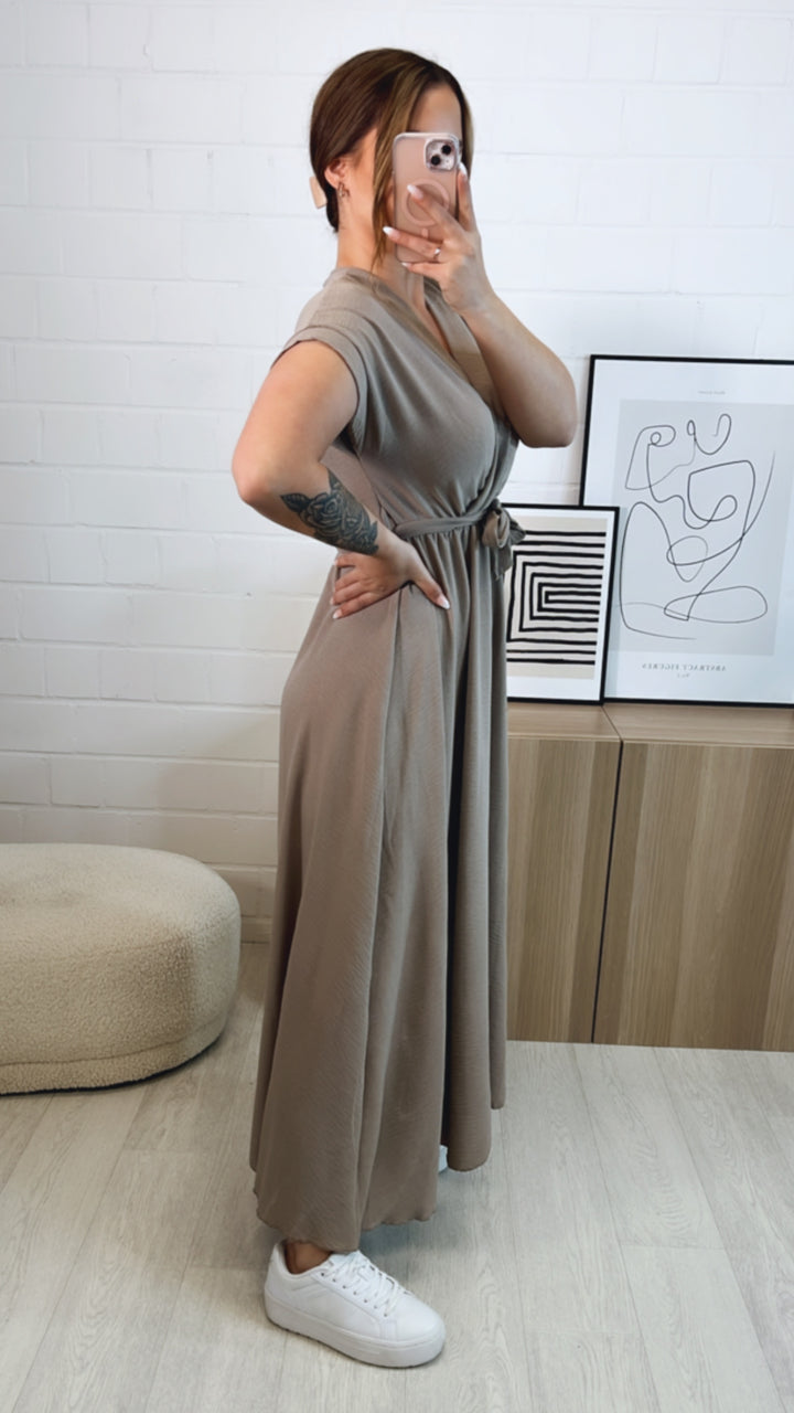 leichtes, langes Kleid mit kurzen Armen / taupe Art. 9655