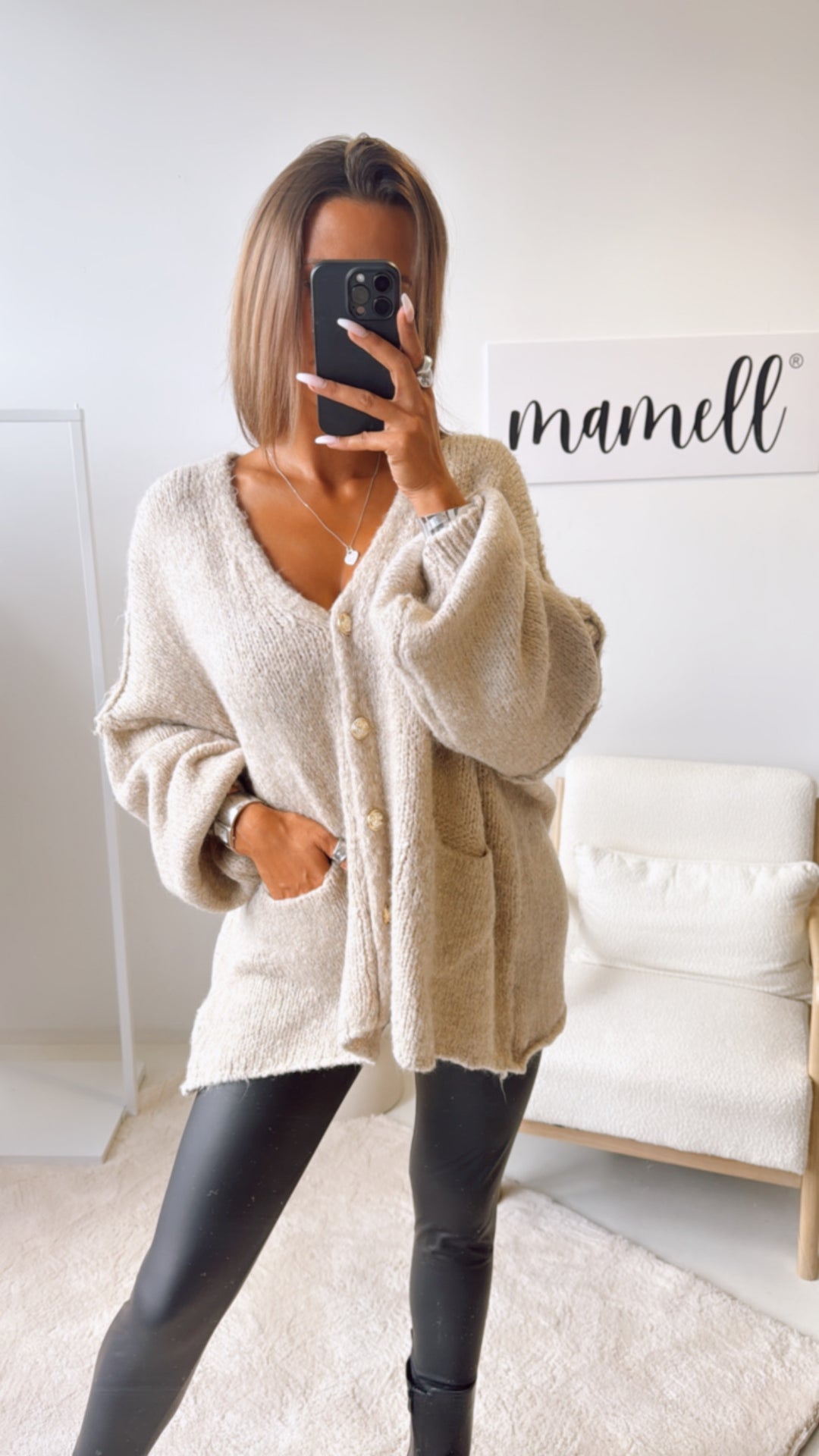 V-AUSSCHNITT Kuschel Cardigan mit goldenen Knöpfen und Taschen / beige Art.122323