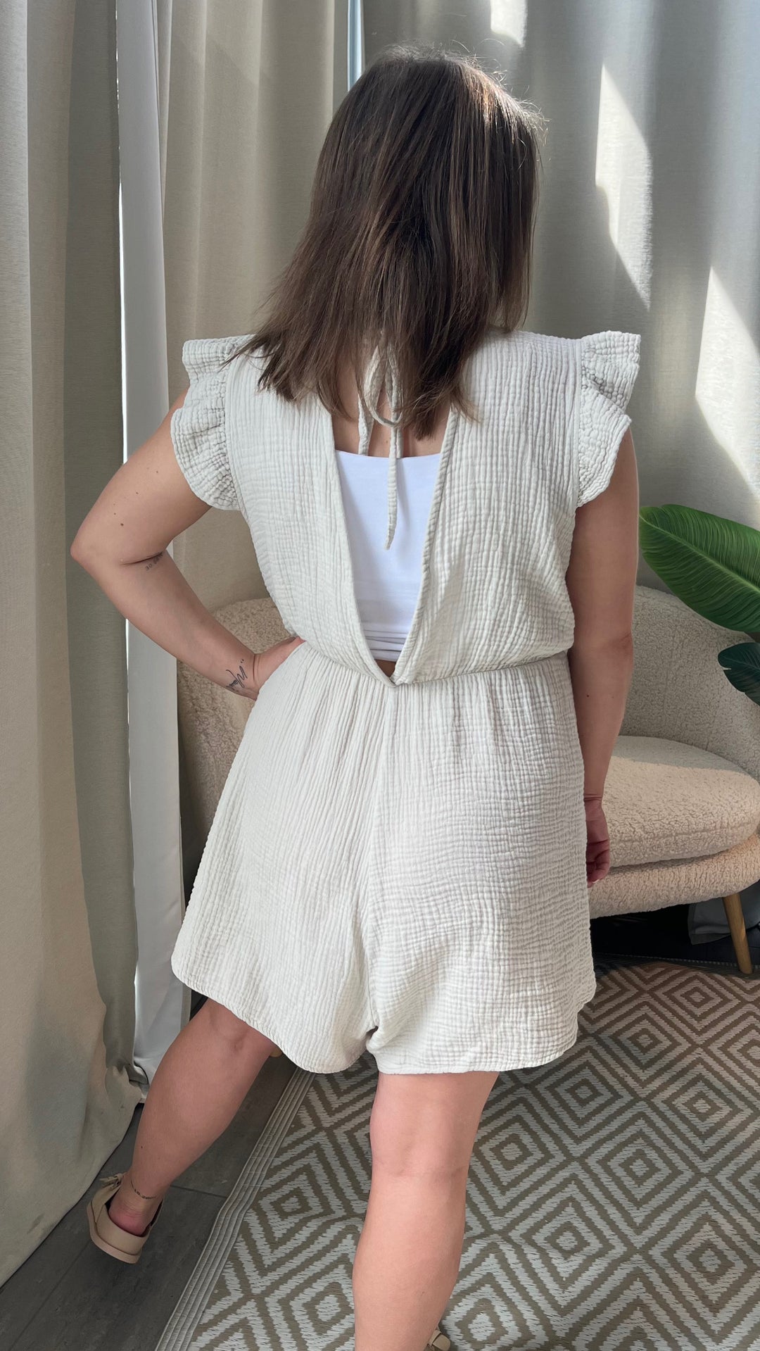 kurzer Musselin Jumpsuit mit Rückenausschnitt / beige Art. 15261