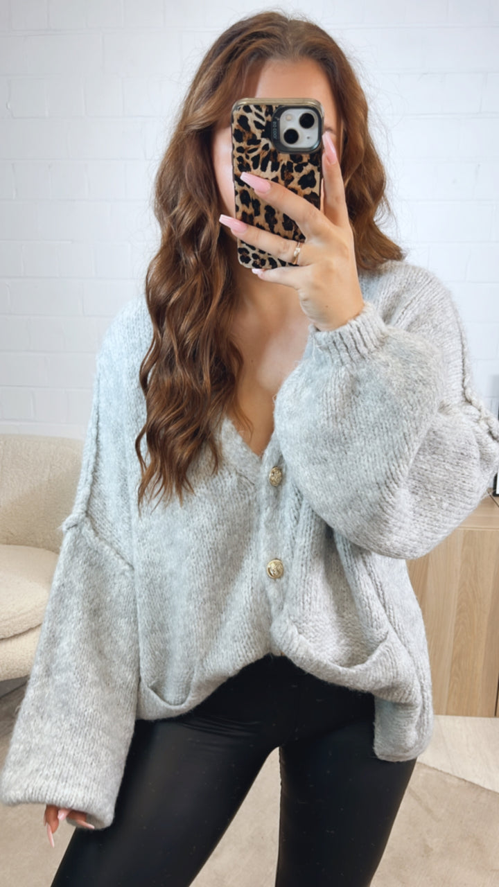V-AUSSCHNITT Kuschel Cardigan mit goldenen Knöpfen und Taschen / hell grau Art. 12308