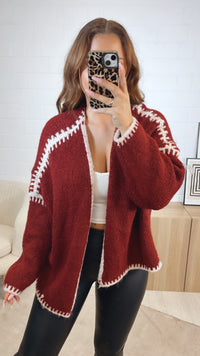 Cardigan mit abgesetzter Naht / dunkel rot - wollweiss Art. 12579
