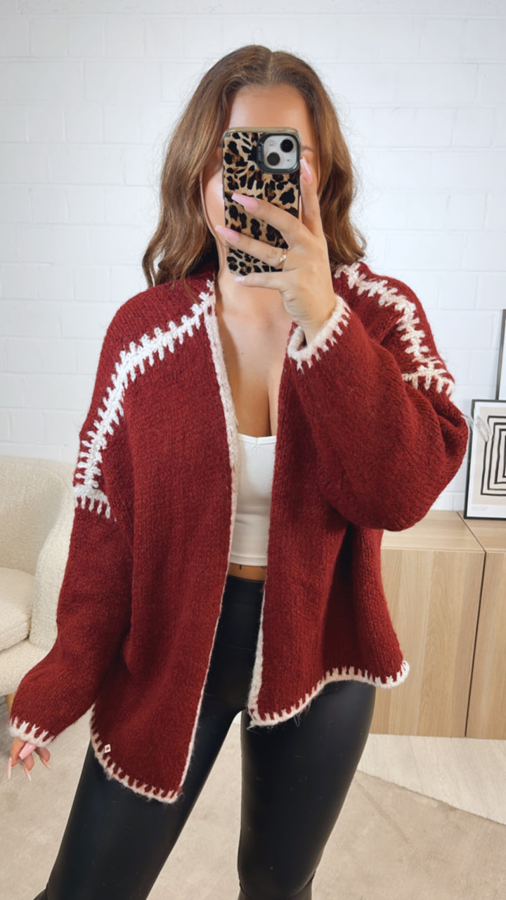 Cardigan mit abgesetzter Naht / dunkel rot - wollweiss Art. 12579