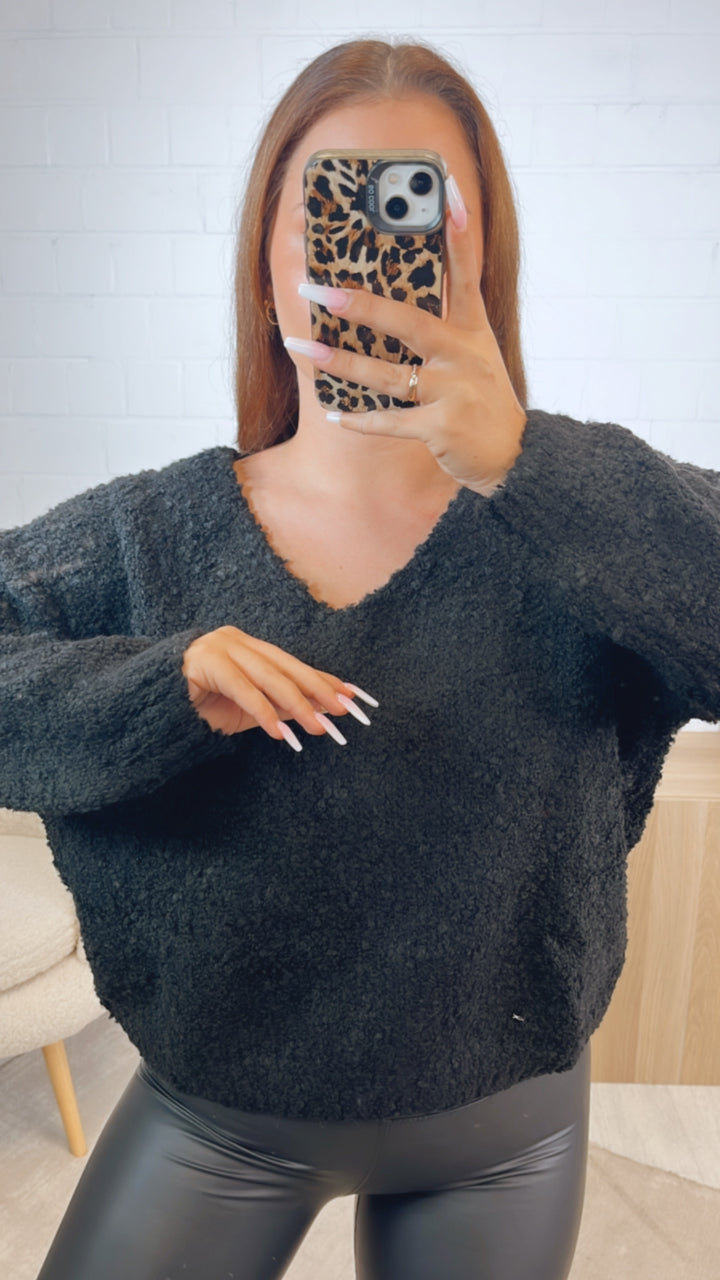 TEDDY kürzerer Pullover mit V-Ausschnitt / schwarz Art. 12443