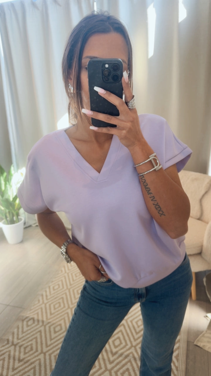 Softes Butter Stoff T-Shirt mit V-Ausschnitt / flieder Art.14777