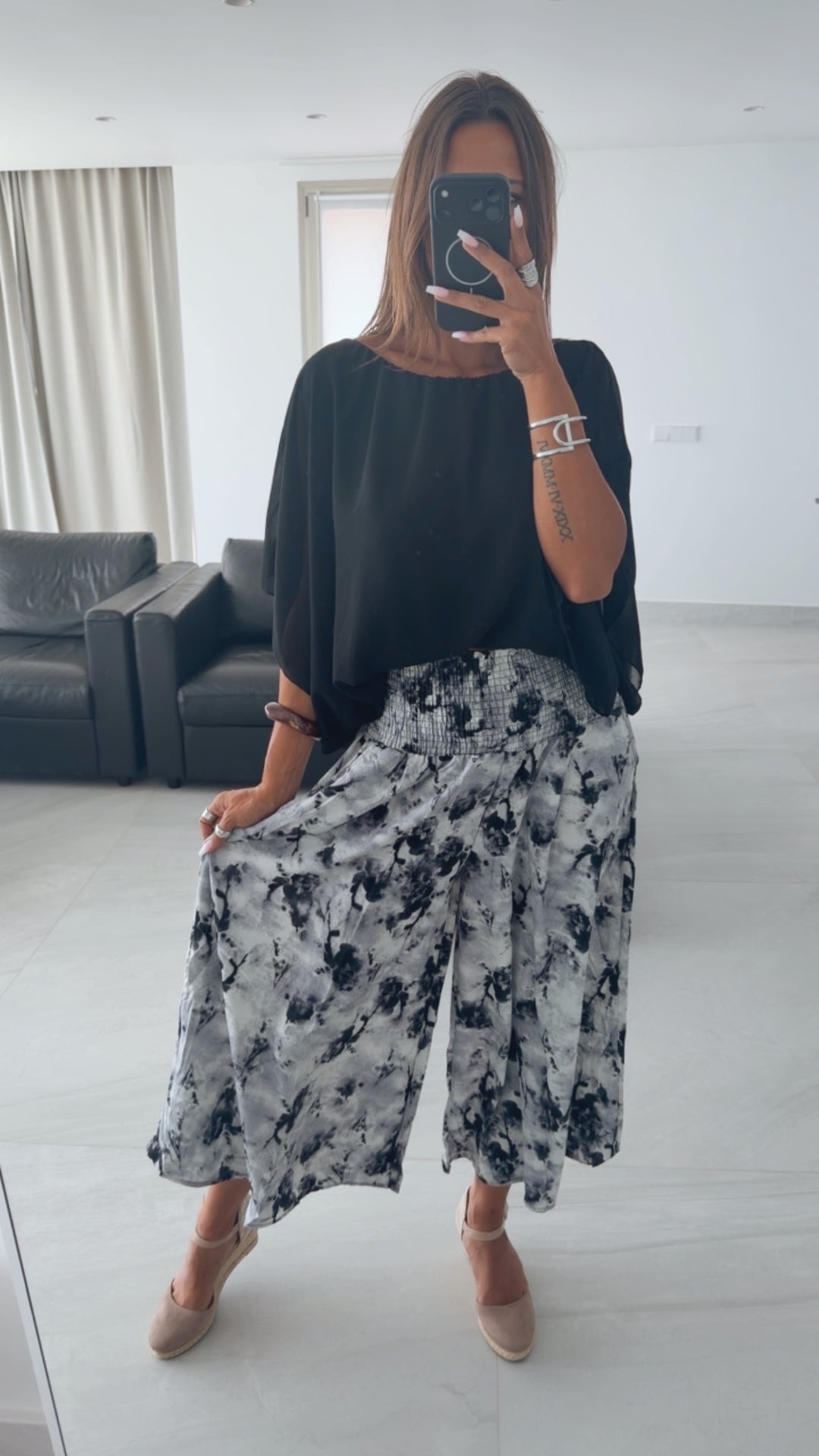 SMOK BUND Midi Palazzo Hose mit abstrakten Print / schwarz - taupe - weiss Art. 15905