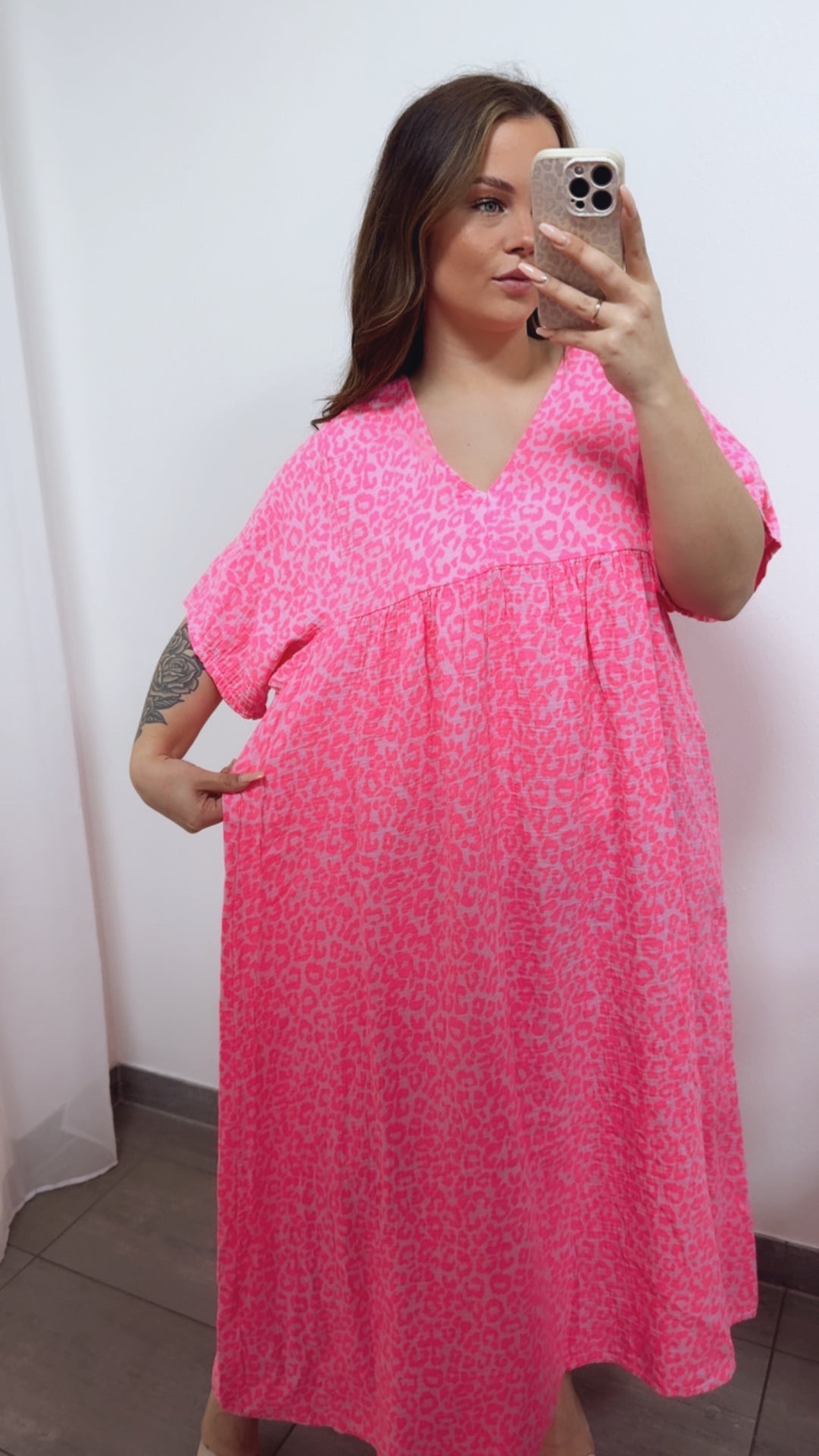 LEO langes Musselin Kleid, kurze Ärmel / rosa - Neon pink Art. 14690