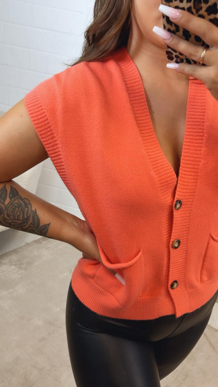 kurze Strickweste mit drei Knöpfen und Taschen / coral Art. 12346