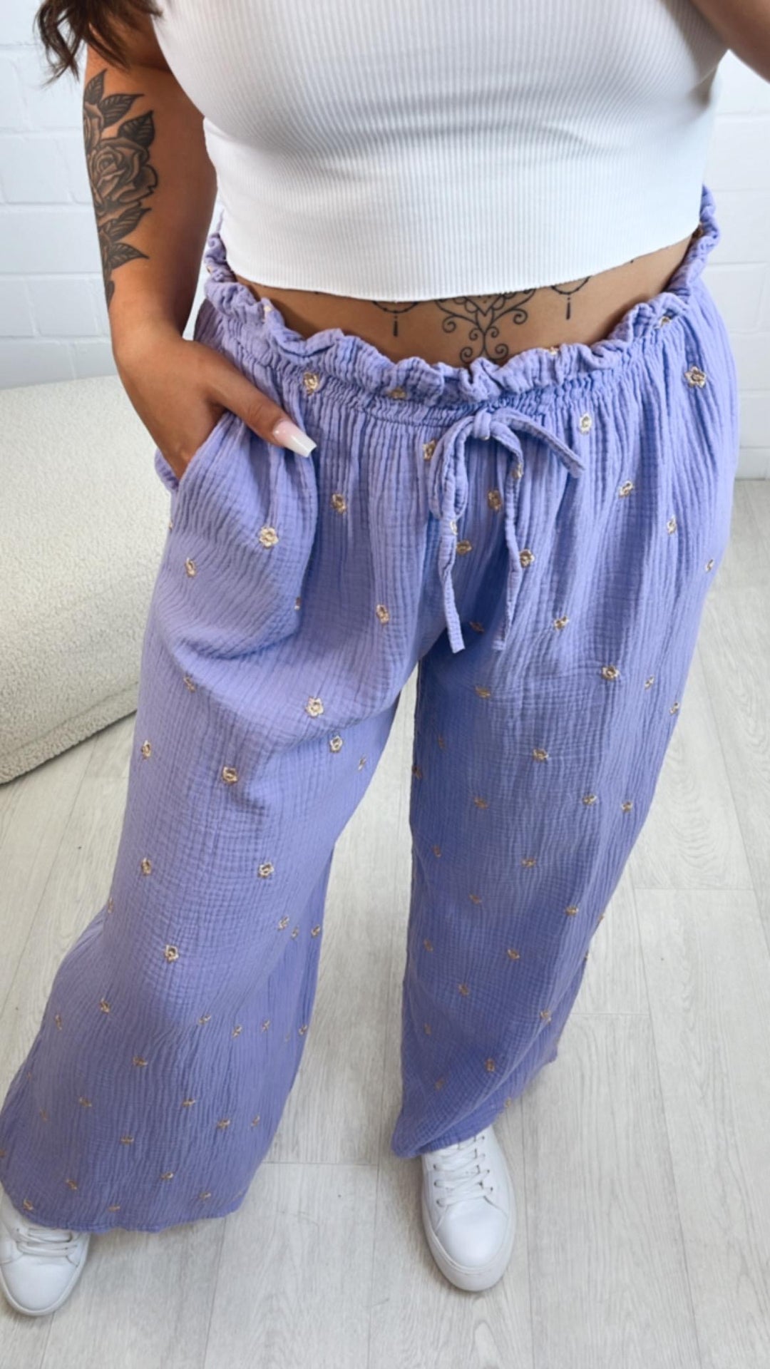 lockere, lange Musselin Hose, goldene Blumen / flieder - gold Art. 10559