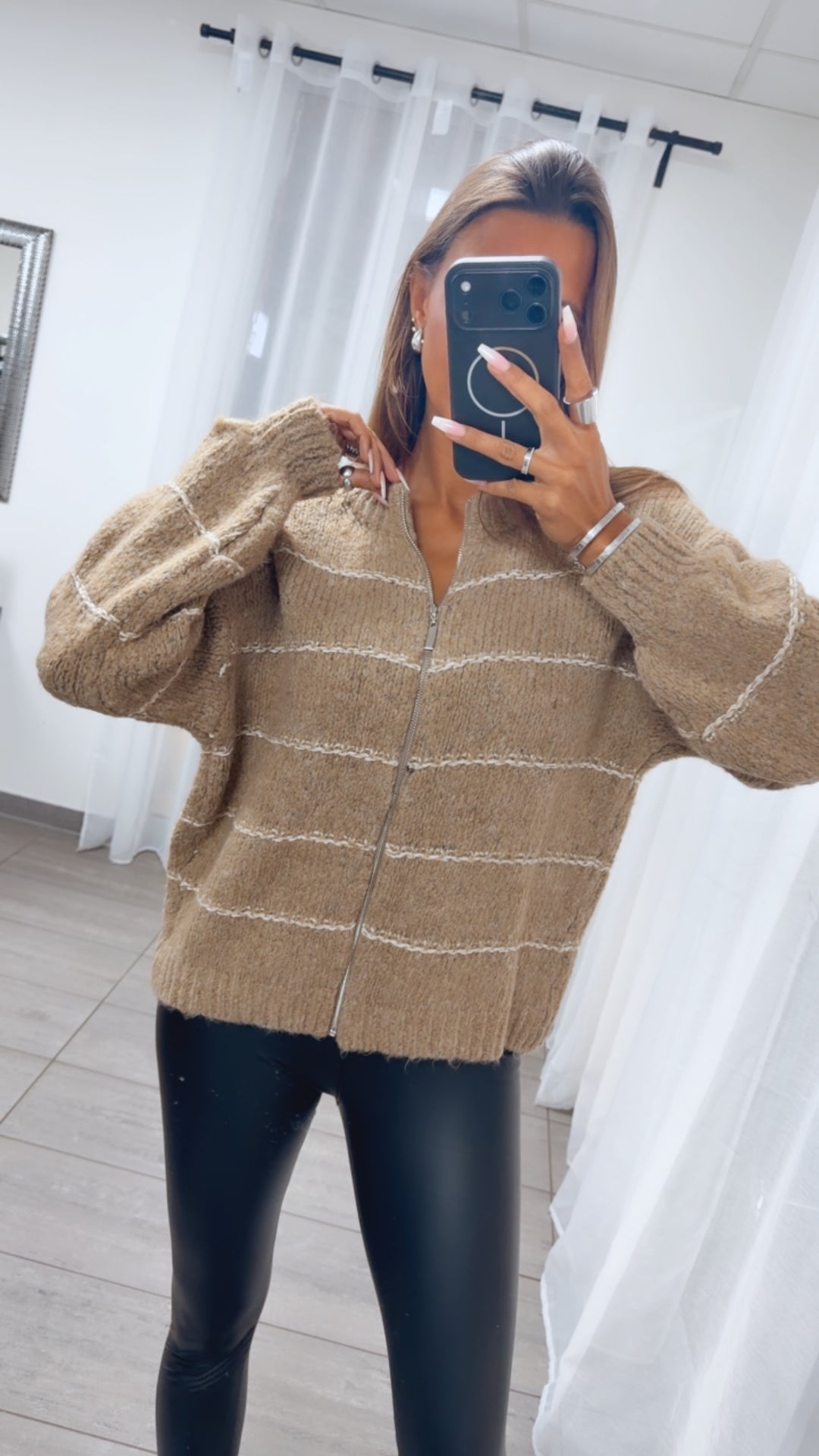 Oversize Strickjacke mit Reißverschluss und Kontrastnähten / cappuccino - weiß Art.16285