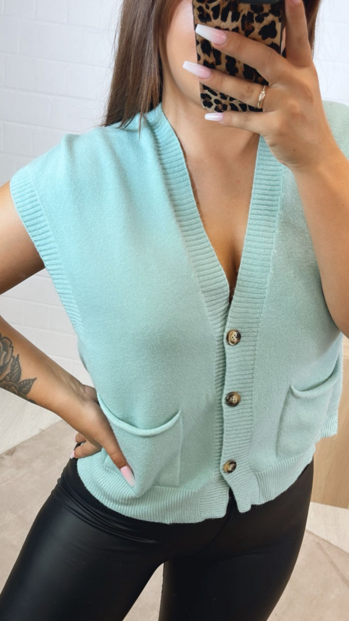kurze Strickweste mit drei Knöpfen und Taschen / light petrol Art.122347