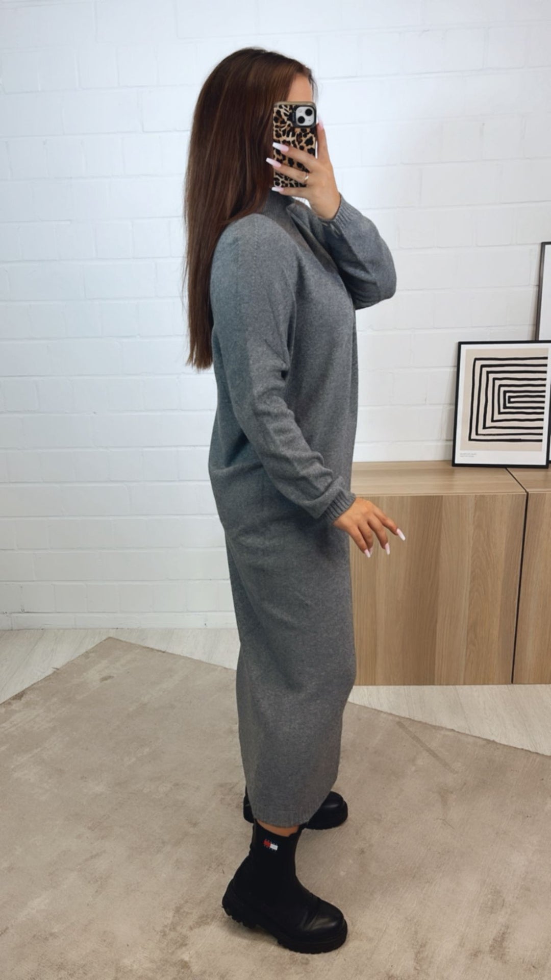 MAXI - feines Strickkleid mit leichtem Stehkragen und Schlitz / grau Art.122338