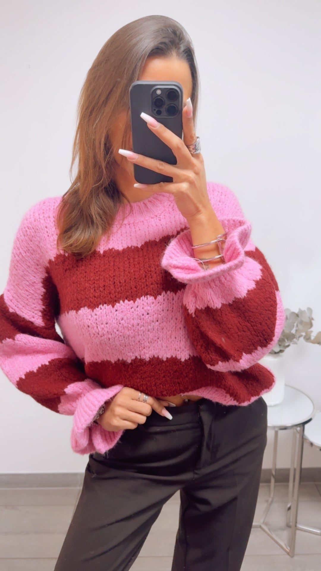 STREIFEN schlichter Strick Pullover mit abgesetztem Ausschnitt, Volantärmel / pink - Bordeaux rot Art. 13478