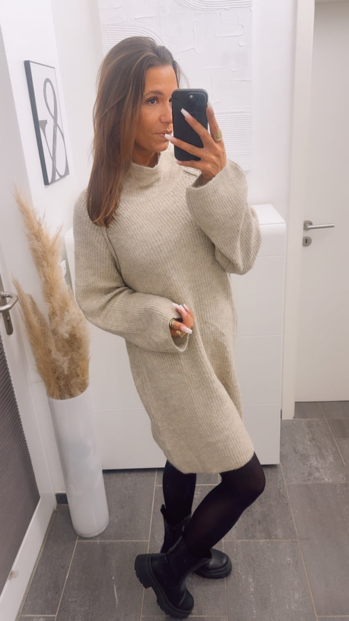 gradliniges Strick Kleid / Long Pullover mit weitem Arm, Stehkragen / beige Art. 12796
