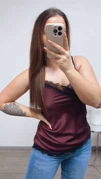 SPITZEN Top in SATIN Optik, asymmetrischer Schnitt / Bordeaux rot - schwarz Art. 13842