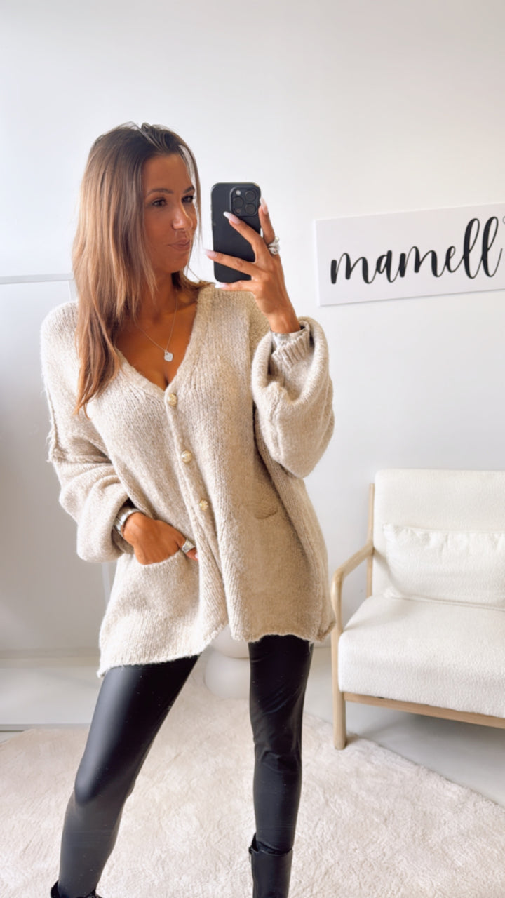 V-AUSSCHNITT Kuschel Cardigan mit goldenen Knöpfen und Taschen / beige Art.122323