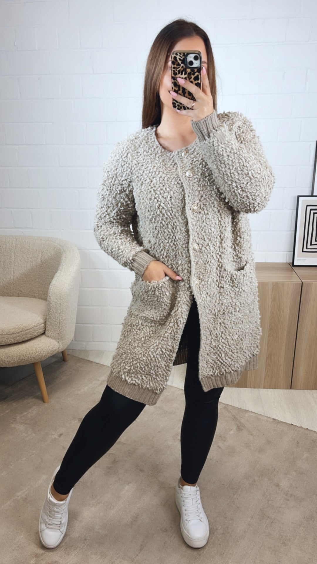 TEDDY langer Cardigan mit gold - silbernen Knöpfen, Taschen / beige Art. 12837