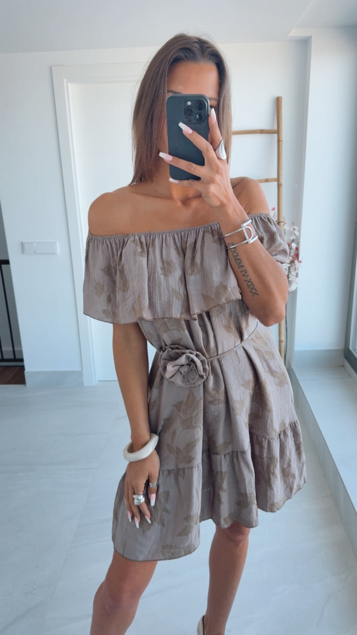 Kleid mit Carmen-Ausschnitt und Blumen Akzenten / taupe Art.14797