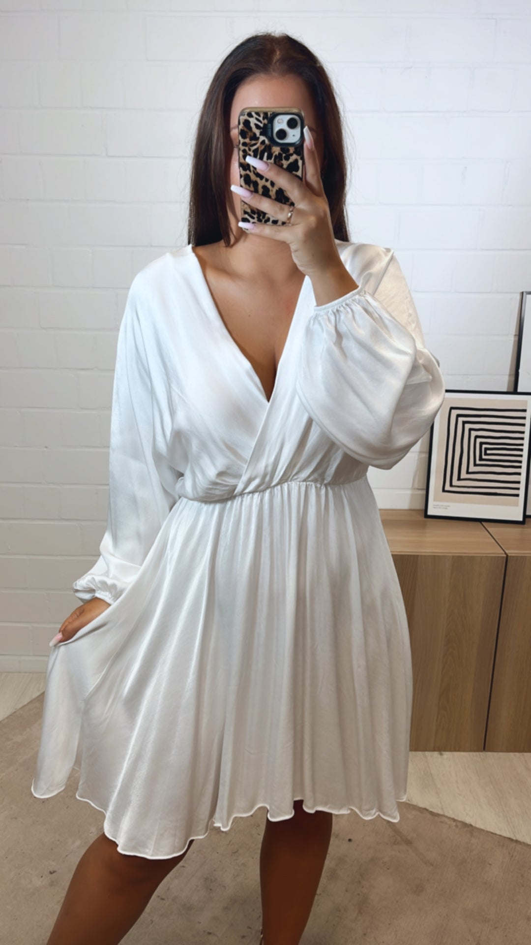 leicht fallendes, schickeres Kleid mit V-Ausschnitt, Seidenoptik / weiss Art. 11252
