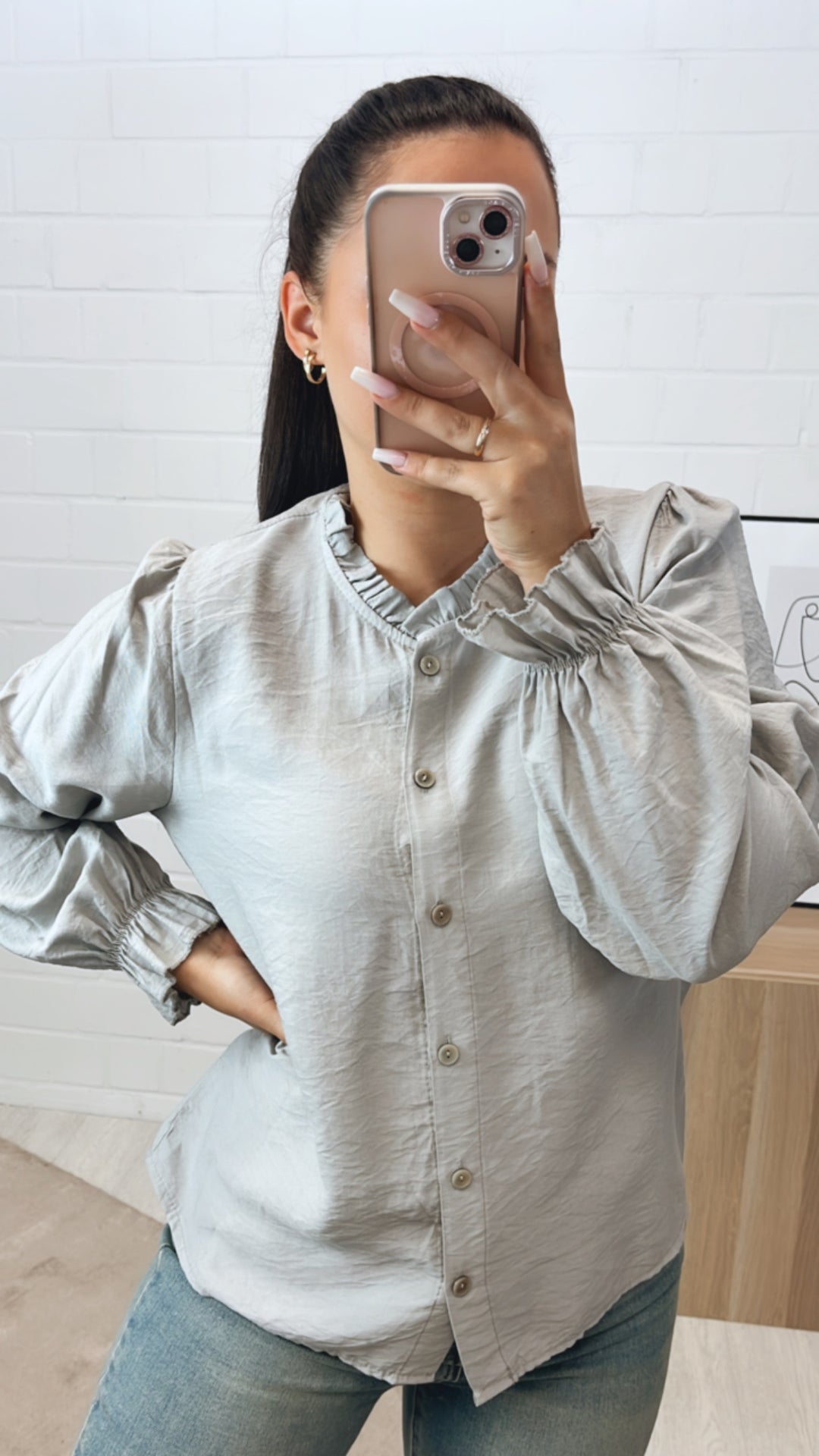 schmale Bluse mit Volant Ausschnitt / mittel grau Art. 10785