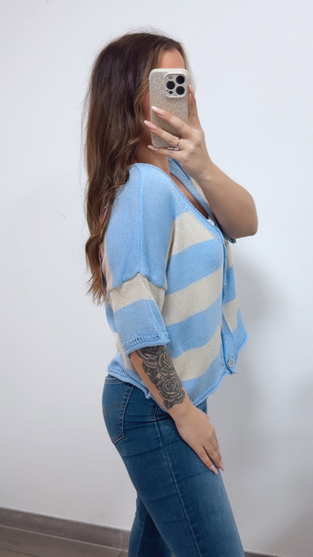 Strickjacke mit kurzen Arm und Knöpfen in Perlmutt-Optik / hell blau - beige Art. 14694