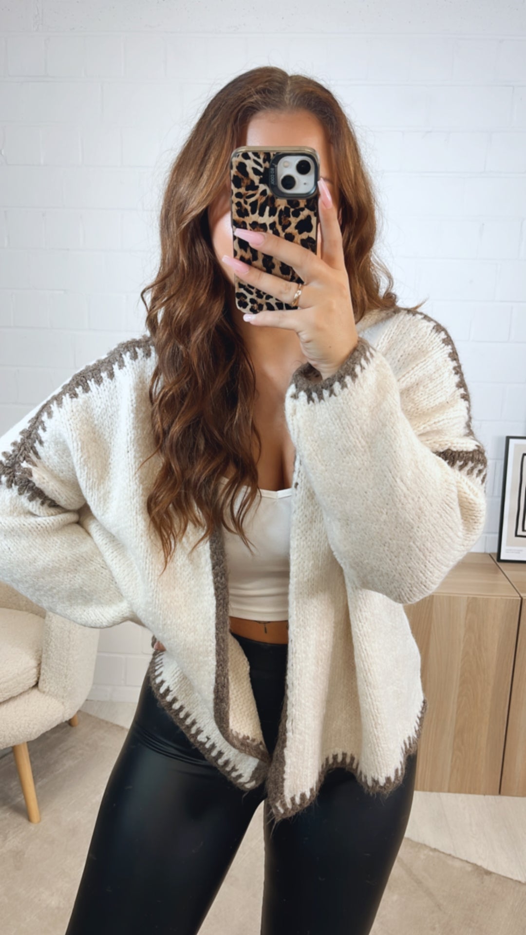 Cardigan mit abgesetzter Naht / wollweiss - braun meliert Art. 12581