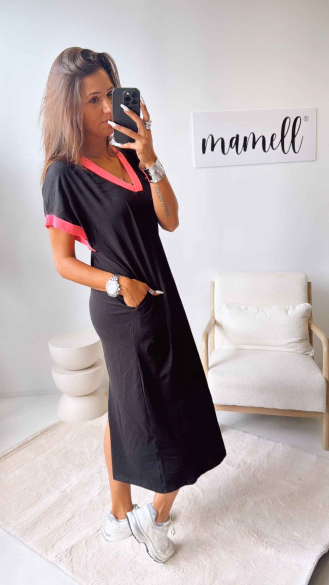 (Maxi-) T-shirt Kleid, abgesetzte Ärmel / schwarz - pink Art. 10825