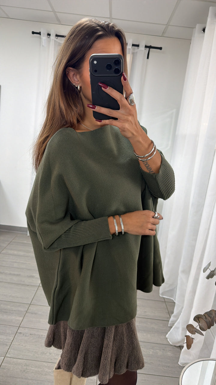 KURZER ultra weicher Pullover mit Fledermausärmeln / khaki Art. 16718