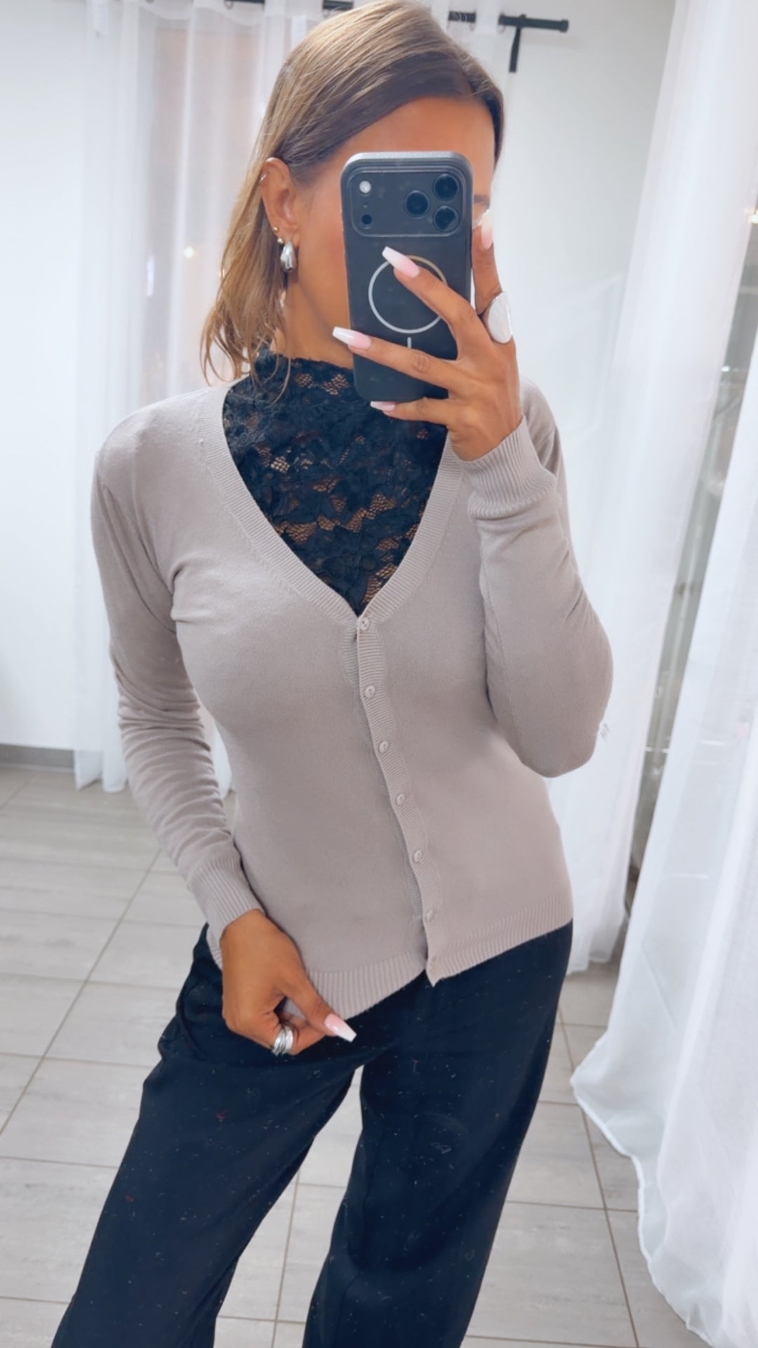 Feinstrick Cardigan mit kleinen Knöpfen, V-Ausschnitt / light taupe Art. 16211