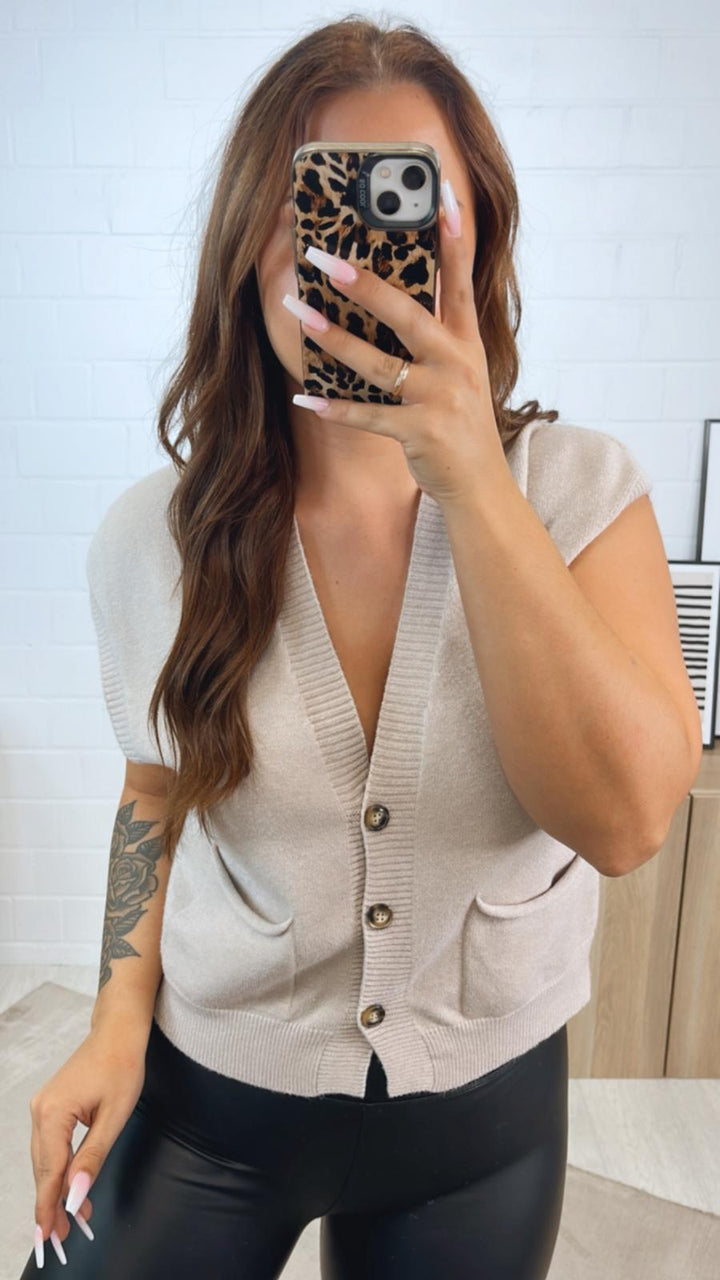kurze Strickweste mit drei Knöpfen und Taschen / hell beige Art. 12348