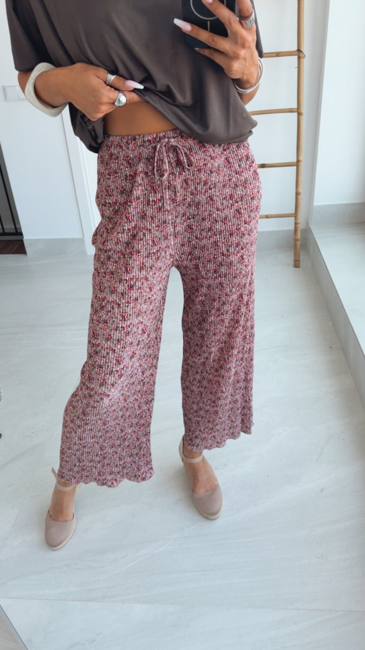 Leichte, plissierte Hose KLEINES BLUMEN Muster / beere Art. 15157
