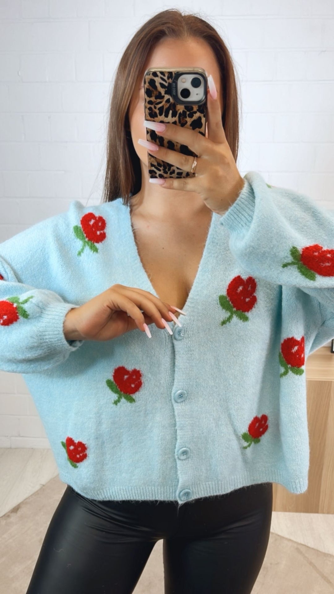 Cardigan verziert mit Blumen / hell blau Art.122350