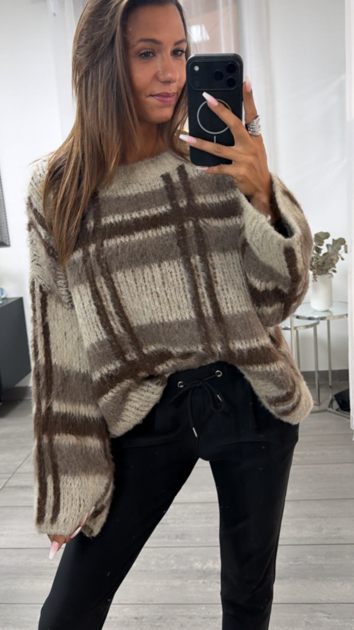Mega flauschiger Strick Pullover mit Karo-Muster / beige - braun Art.16316