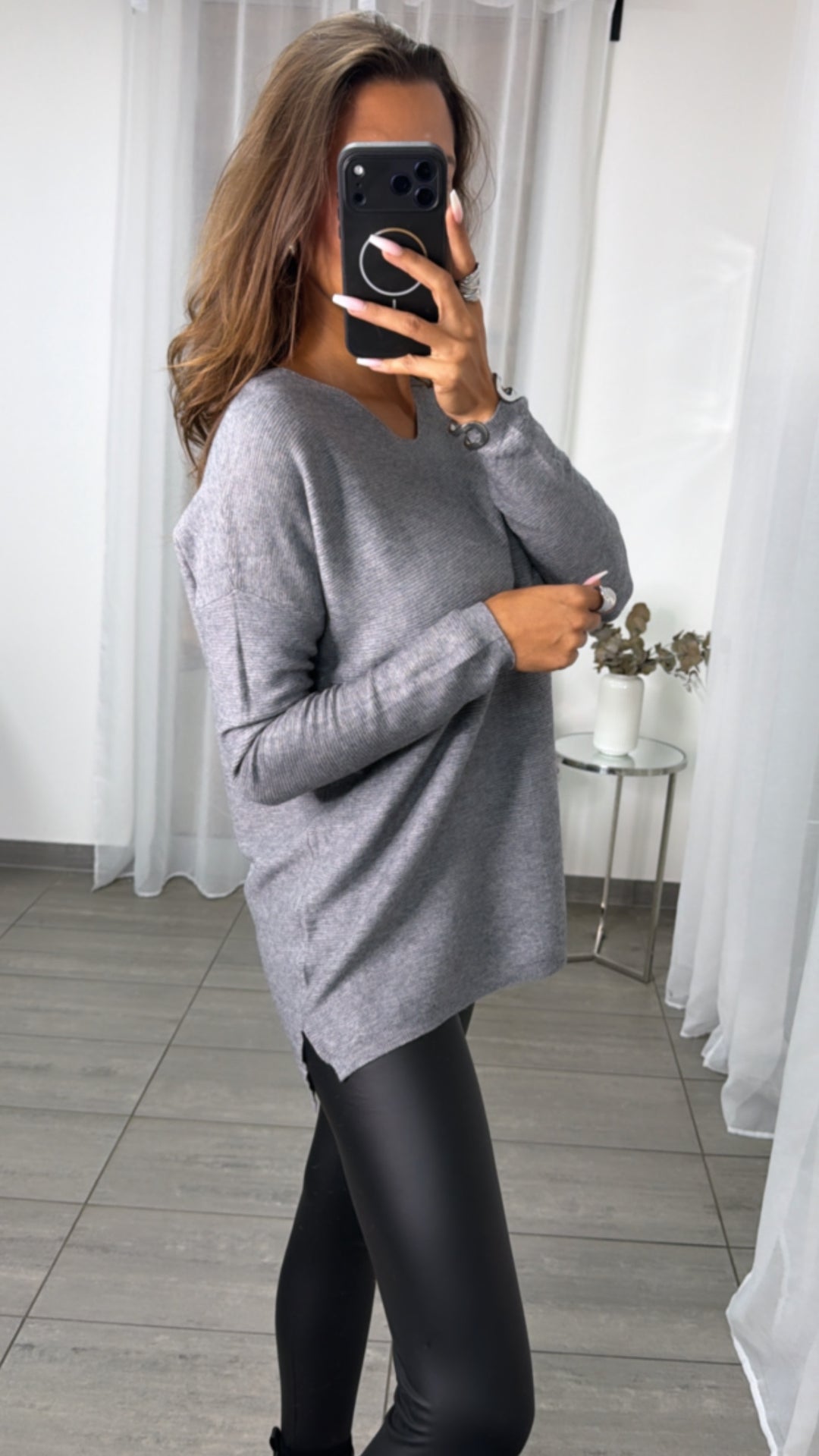 Gerippter Feinstrick Pullover mit V-Ausschnitt / grau Art.16367
