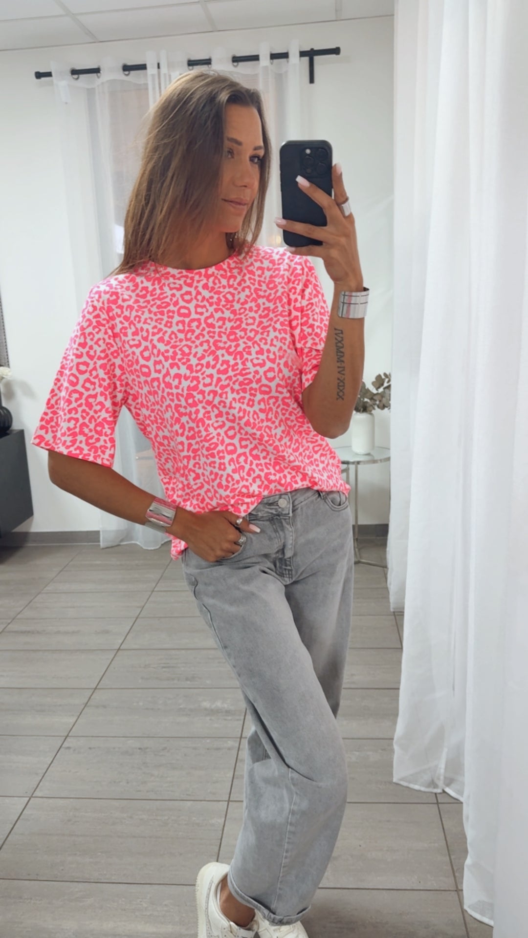 Leo T-Shirt mit lockerem Fit / weiß - neon pink  Art.14846