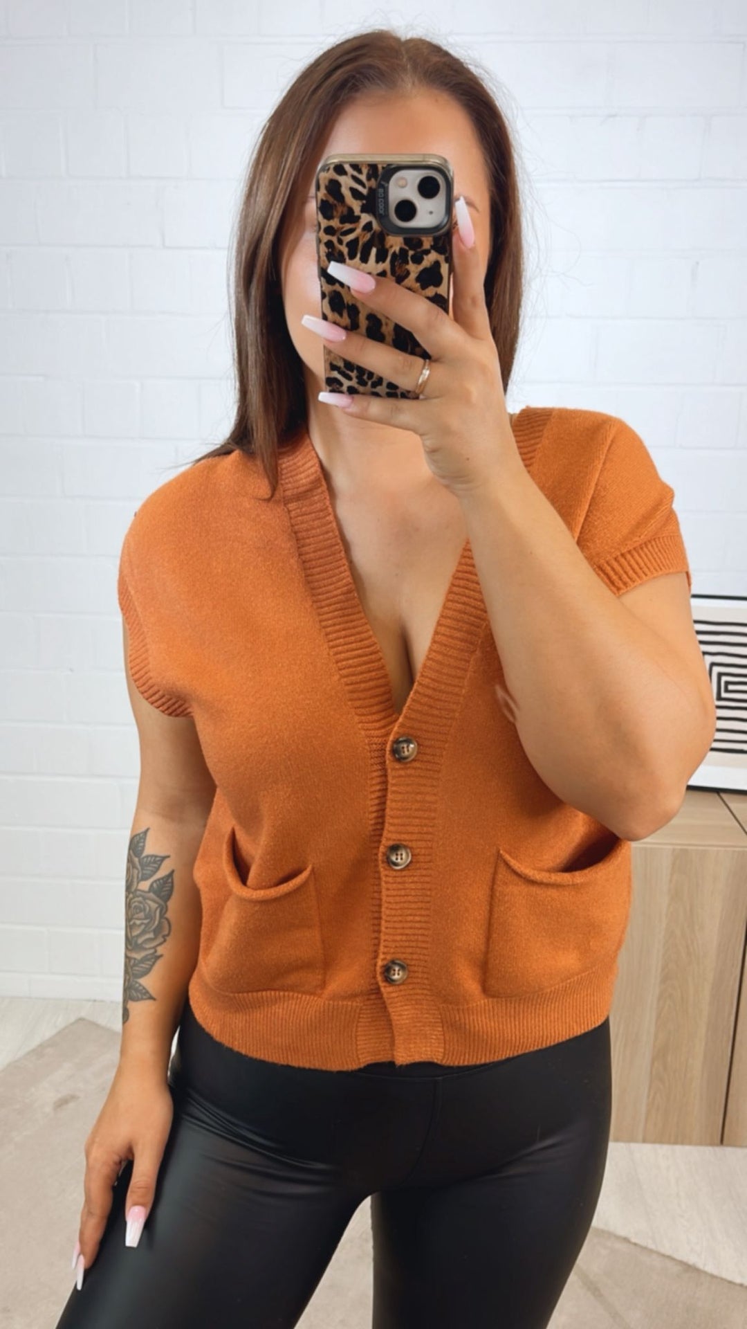 kurze Strickweste mit drei Knöpfen und Taschen / rost Art.122343