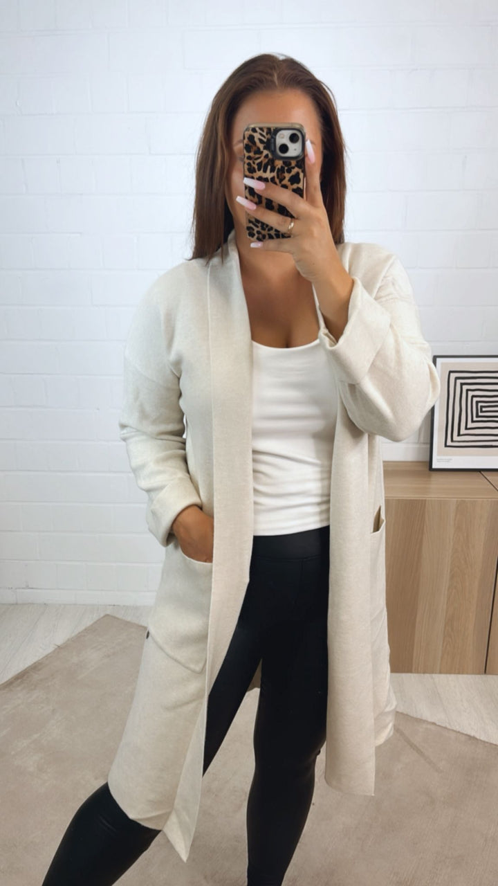 Cardigan aus festem Stoff mit zwei Taschen / creme - beige Art.122364