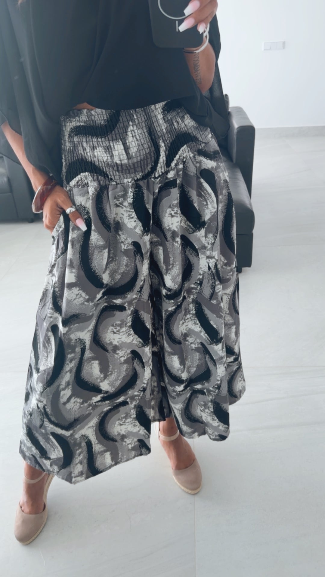 SMOK BUND Midi Palazzo Hose mit abstrakten Print / grau - schwarz - weiss Art. 15907