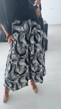 SMOK BUND Midi Palazzo Hose mit abstrakten Print / grau - schwarz - weiss Art. 15907