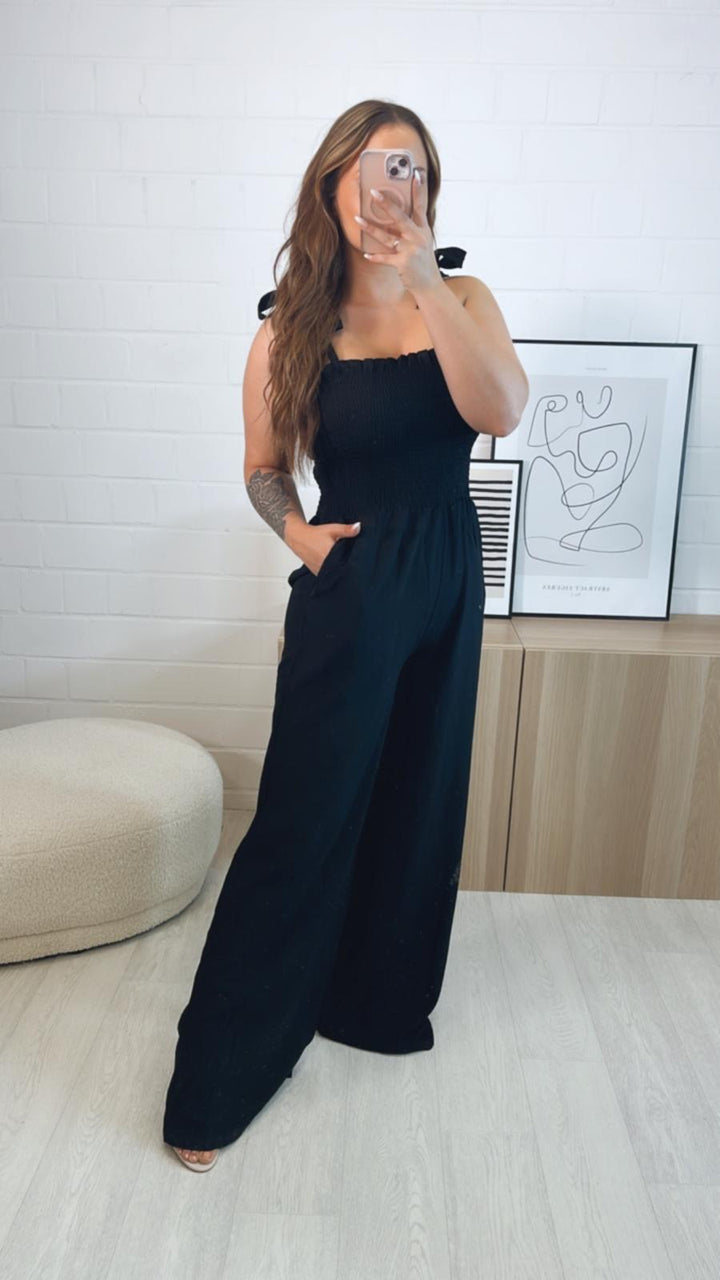 langer Jumpsuit mit schnürbaren Trägern / schwarz Art. 9718