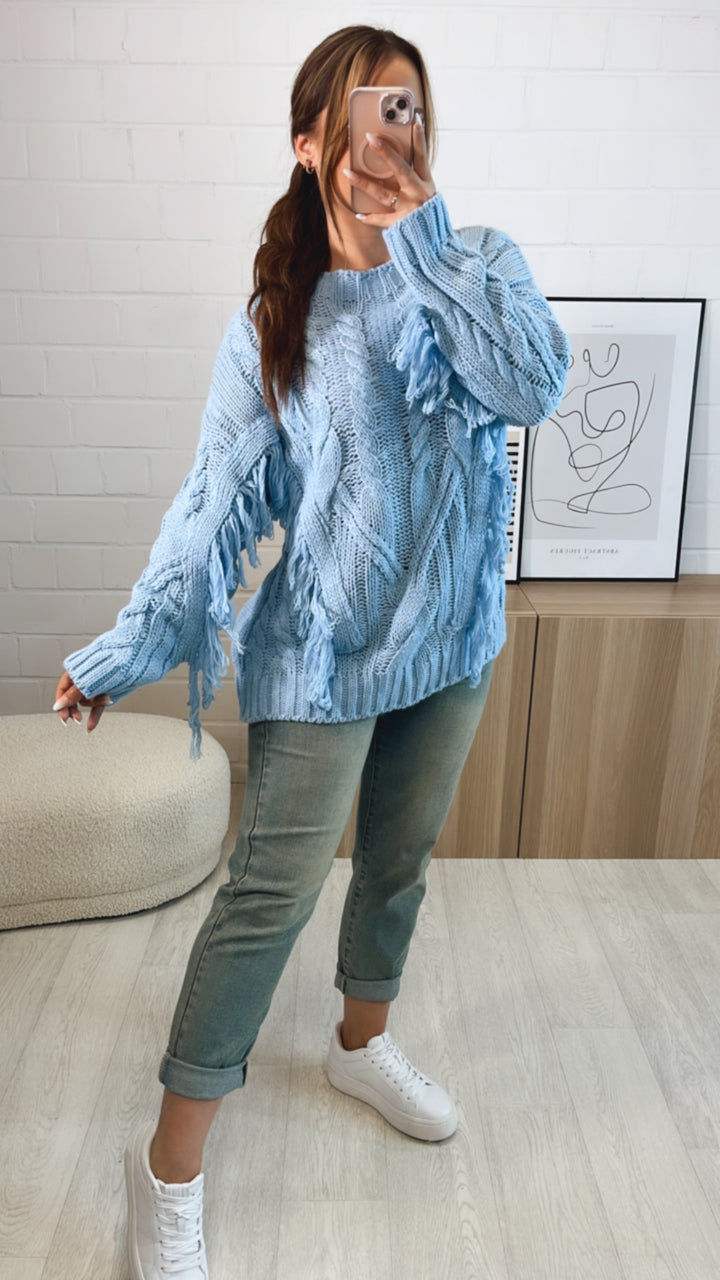 Strick Pullover mit Zopfmuster und Fransen / hell blau Art. 9638