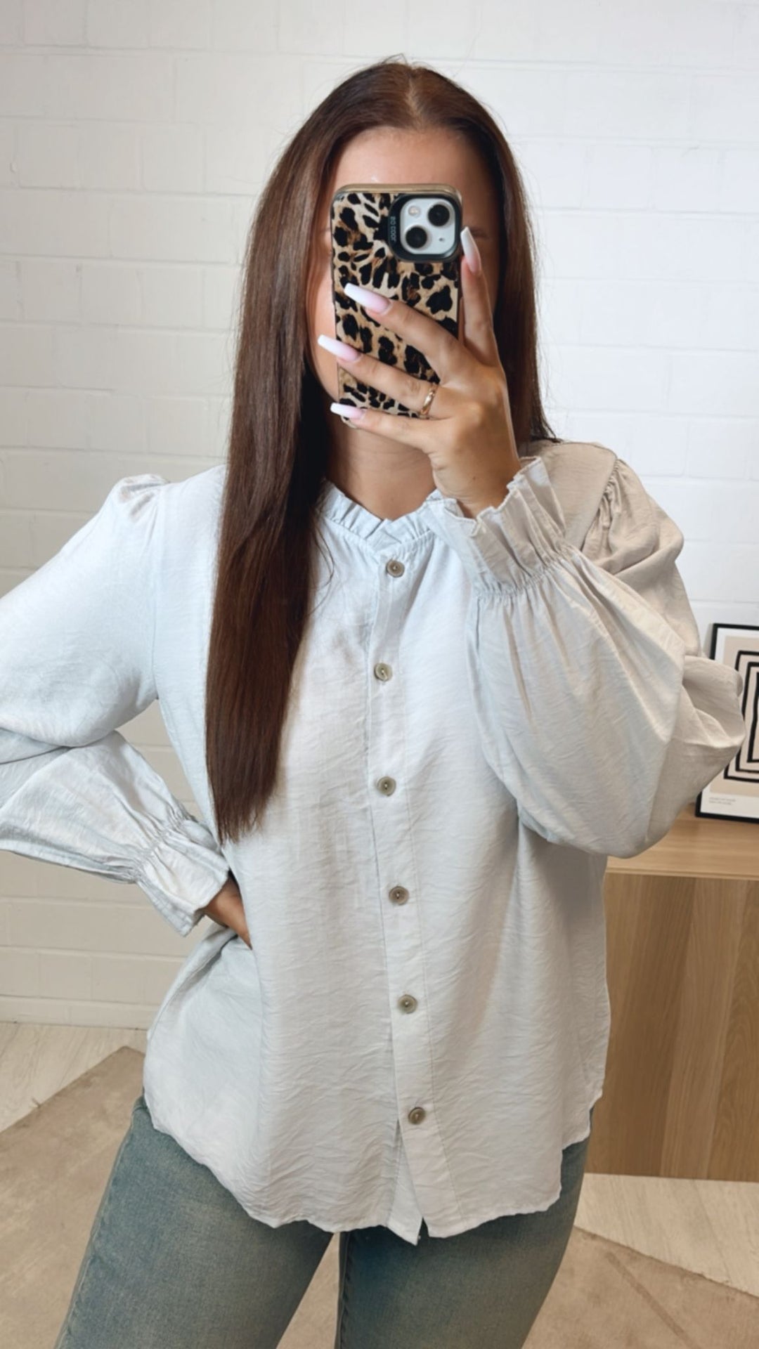 schmale Bluse mit Volant Ausschnitt / hell grau Art. 10787