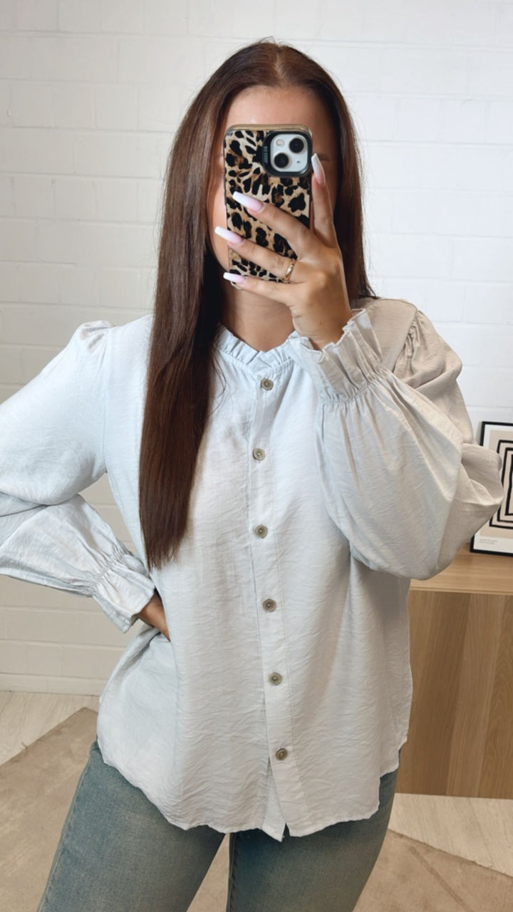 schmale Bluse mit Volant Ausschnitt / hell grau Art. 10787