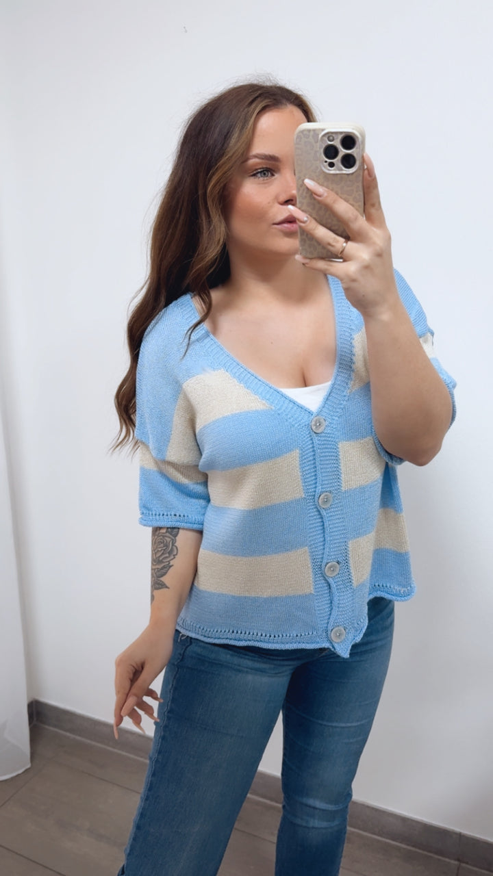 Strickjacke mit kurzen Arm und Knöpfen in Perlmutt-Optik / hell blau - beige Art. 14694